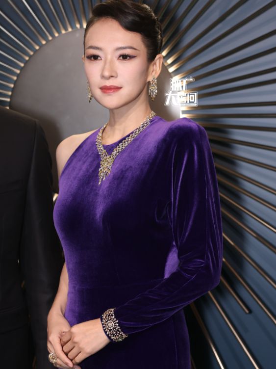嫣造型出圈钟楚曦露事业线章子怡艳压群芳ayx爱游戏app体育上海这一夜：唐(图6)