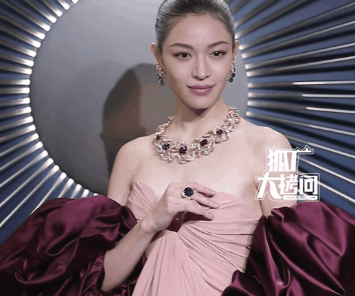 嫣造型出圈钟楚曦露事业线章子怡艳压群芳ayx爱游戏app体育上海这一夜：唐(图8)