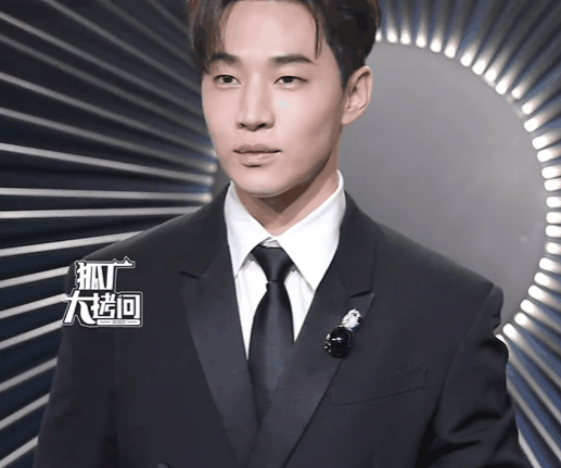 嫣造型出圈钟楚曦露事业线章子怡艳压群芳ayx爱游戏app体育上海这一夜：唐(图16)