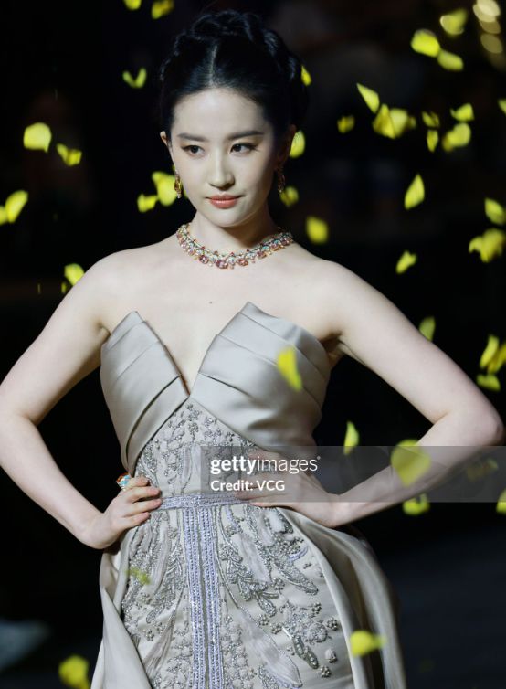 嫣造型出圈钟楚曦露事业线章子怡艳压群芳ayx爱游戏app体育上海这一夜：唐(图3)