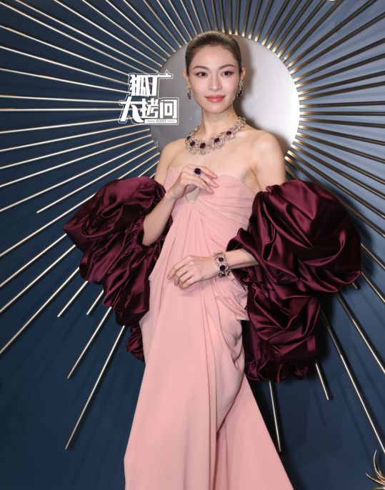嫣造型出圈钟楚曦露事业线章子怡艳压群芳ayx爱游戏app体育上海这一夜：唐(图2)