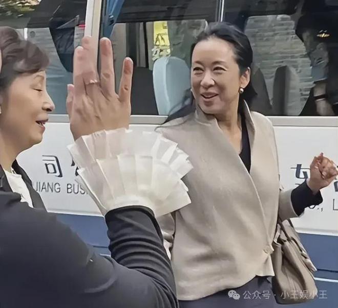 生最骄傲的事情不是两次嫁入豪门爱游戏爱体育万万没想到朱玲玲此(图5)