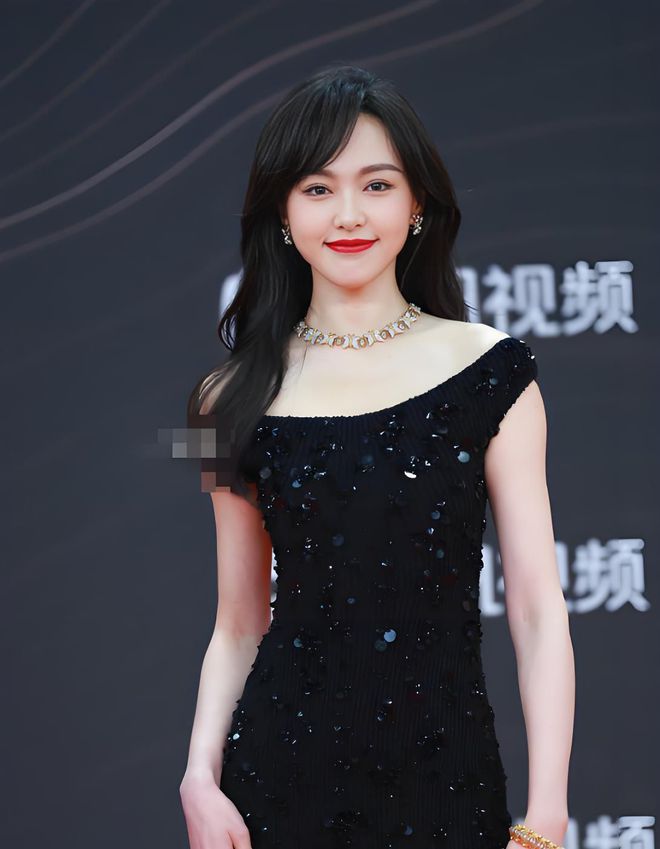 胸礼服唐嫣高定黑裙却被压轴的赵丽颖抢镜爱游戏app网站手机版澳门这天：张萌开(图10)