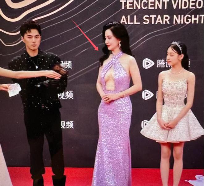 胸礼服唐嫣高定黑裙却被压轴的赵丽颖抢镜爱游戏app网站手机版澳门这天：张萌开(图14)